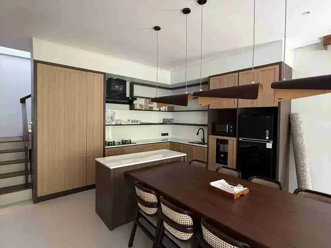 VILLA 4 BR CUMA 5 MENIT KE FINNS BEACH CLUB DAN KE PANTAI DI BATUBOLONG - Image 10 of 10
