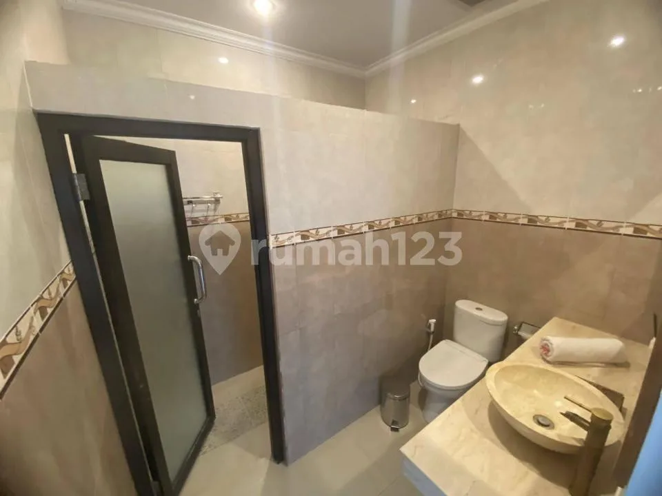 Villa 5 Kamar With Pool Furnished Strategis Tumbak Bayuh Canggu - Image 2 of 4