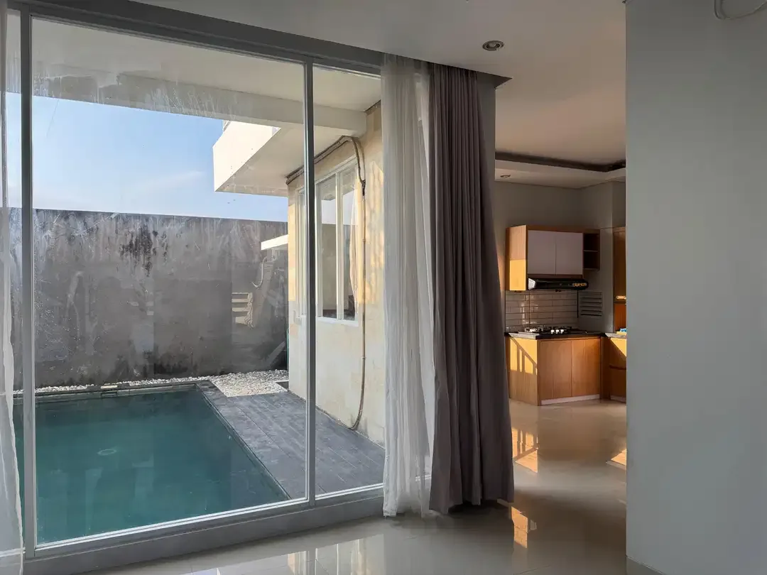 HARUS LAKU CEPAT RUMAH STRATEGIS FURNISHED with POOL NUSA DUA BADUNG BALI - Image 3 of 10