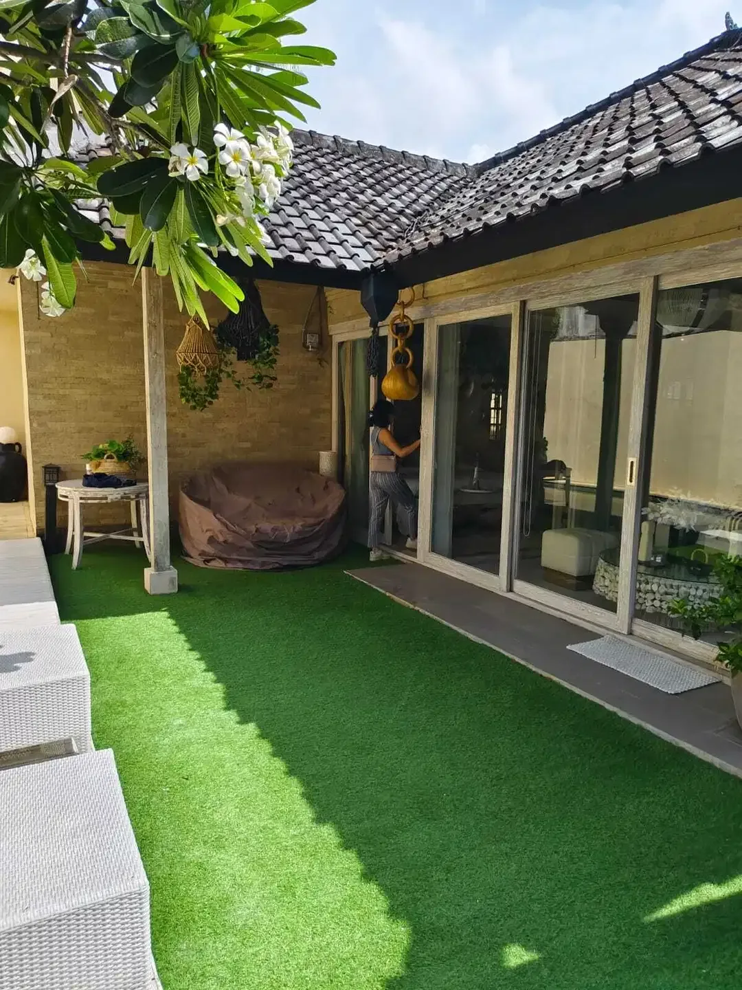 FOR SALE VILLA FULL FURNISHED LOKASI BAGUS DI SEMINYAK - Image 6 of 10