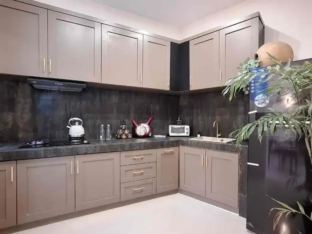 Dijual Rumah Style Modern Kolonial di Lingkungan Perumahan One Gate System Security 24hr area Taman Griya - Image 9 of 10