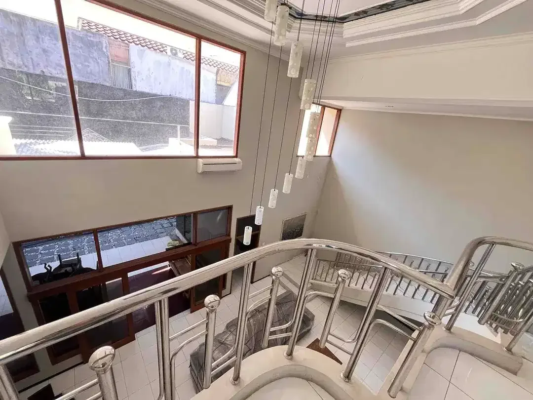 Disewakan rumah 2 lantai siap huni, tipe modern 4 Kamar Tidur - Image 7 of 10