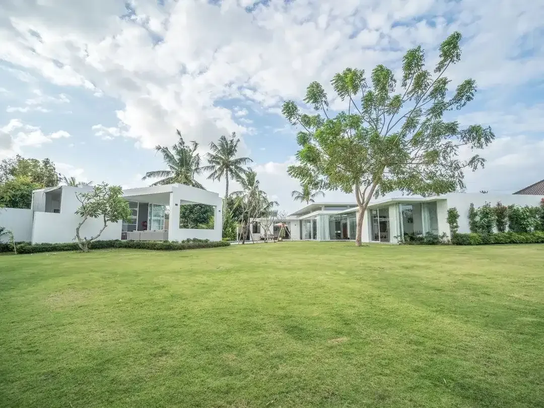 Freehold - Timeless Tropical Villa with Sophisticated Charm in Umalas - Image 5 of 10