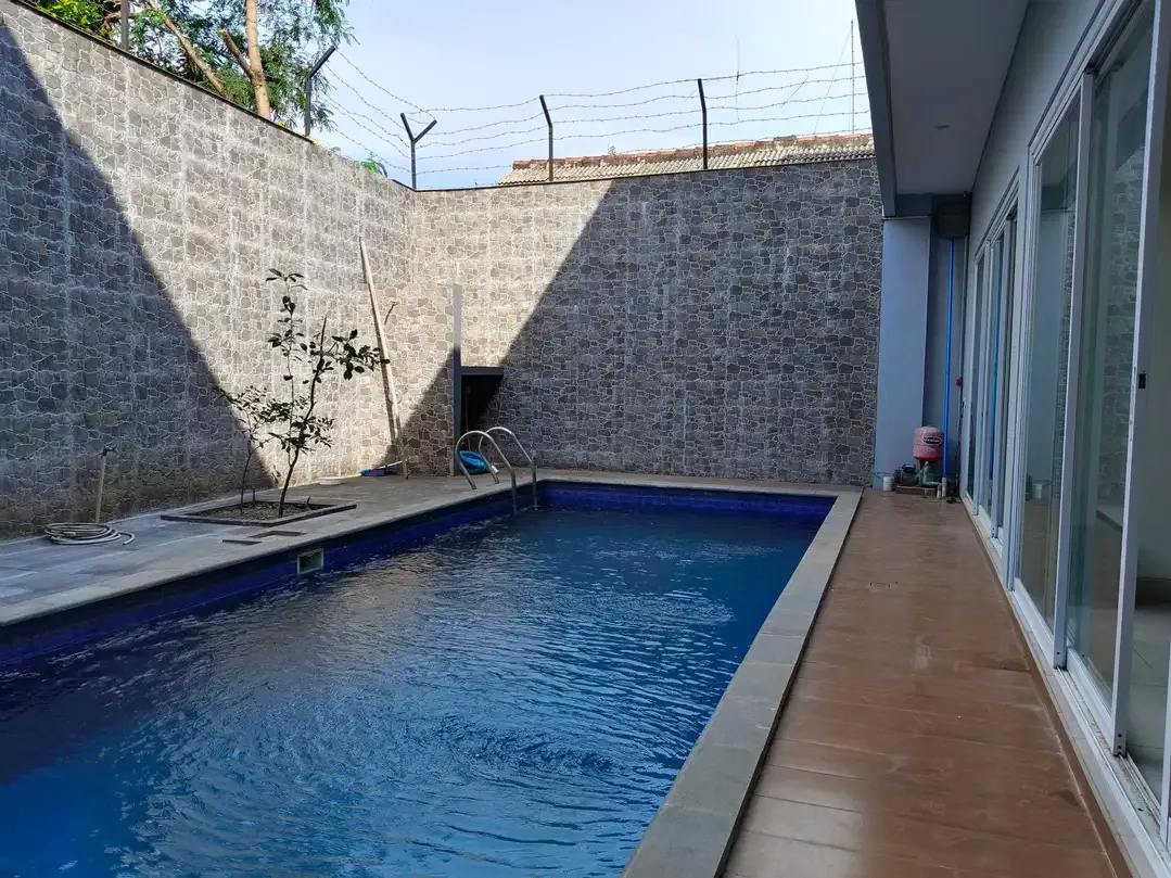 RUMAH SEMI VILLA PRIVAT POOL 4 BR KAWASAN BAGUS RENON - Image 1 of 10