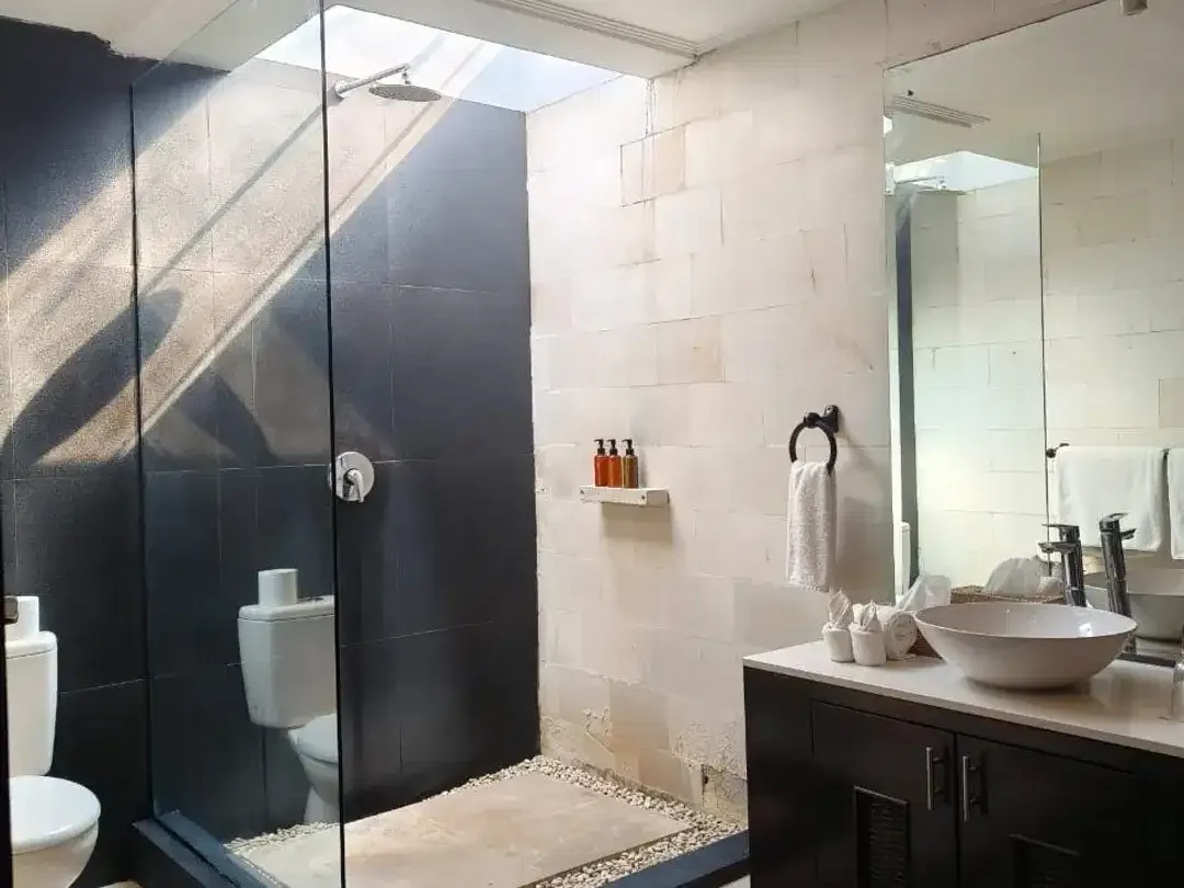 FOR SALE VILLA 2BR FURNISHED WALKING GO TO BEACH SEMINYAK - Image 4 of 10