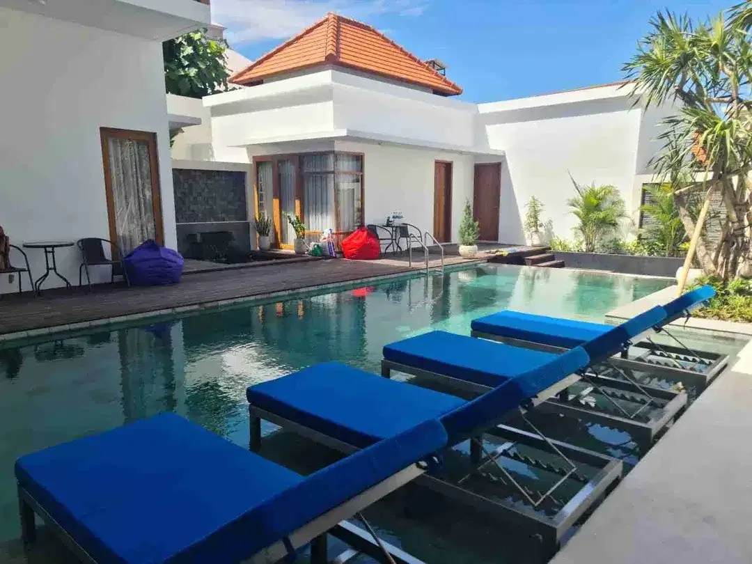 Luxury Villa 6BR Full Furnish Dekat Pantai Batu Belig - Image 1 of 10