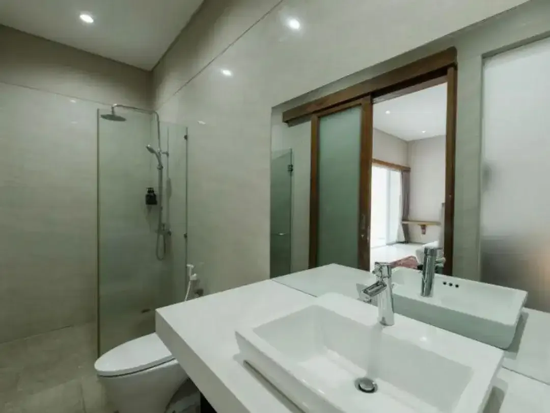 Villa 3 Kamar dengan Private Pool dan Jacuzzi Dekat Double Six Beach - Image 2 of 9