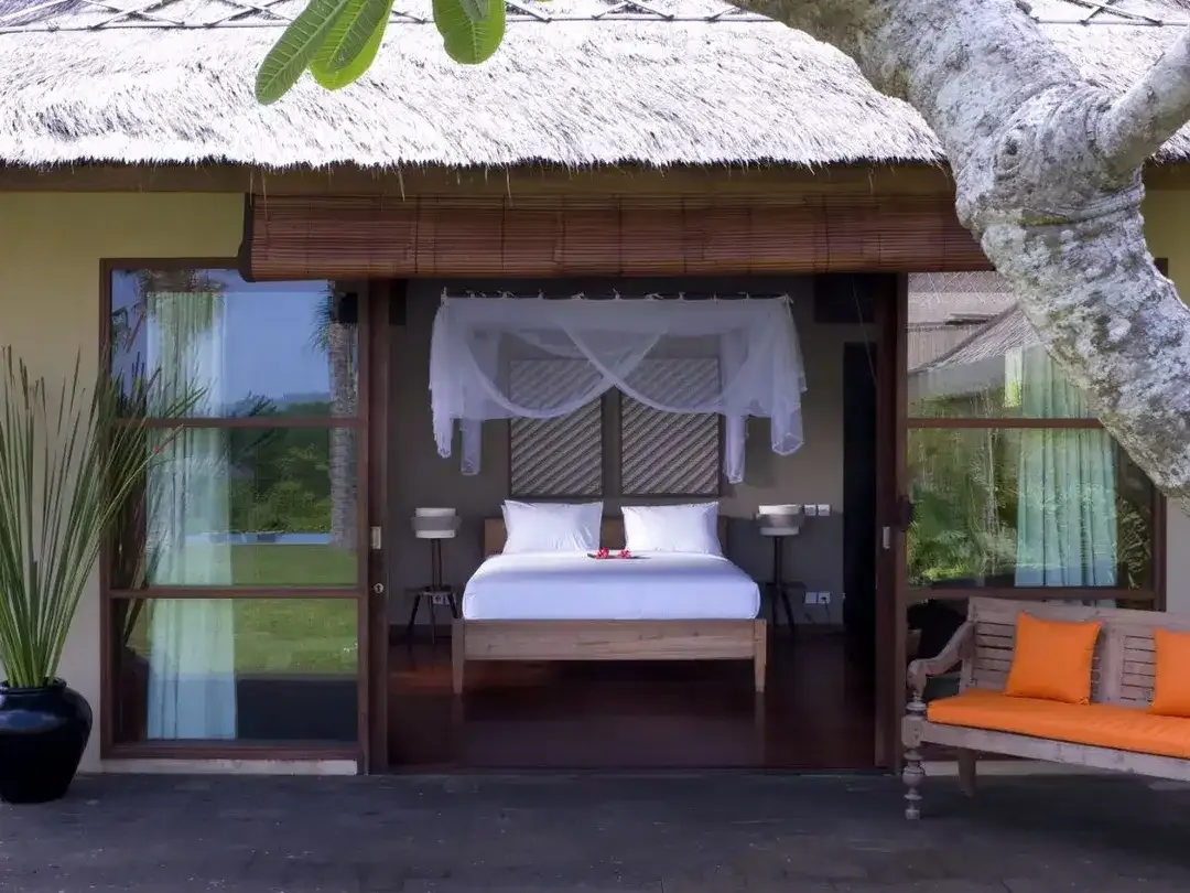 Freehold Luxury Ocean Front Villa in Canggu - Image 6 of 10