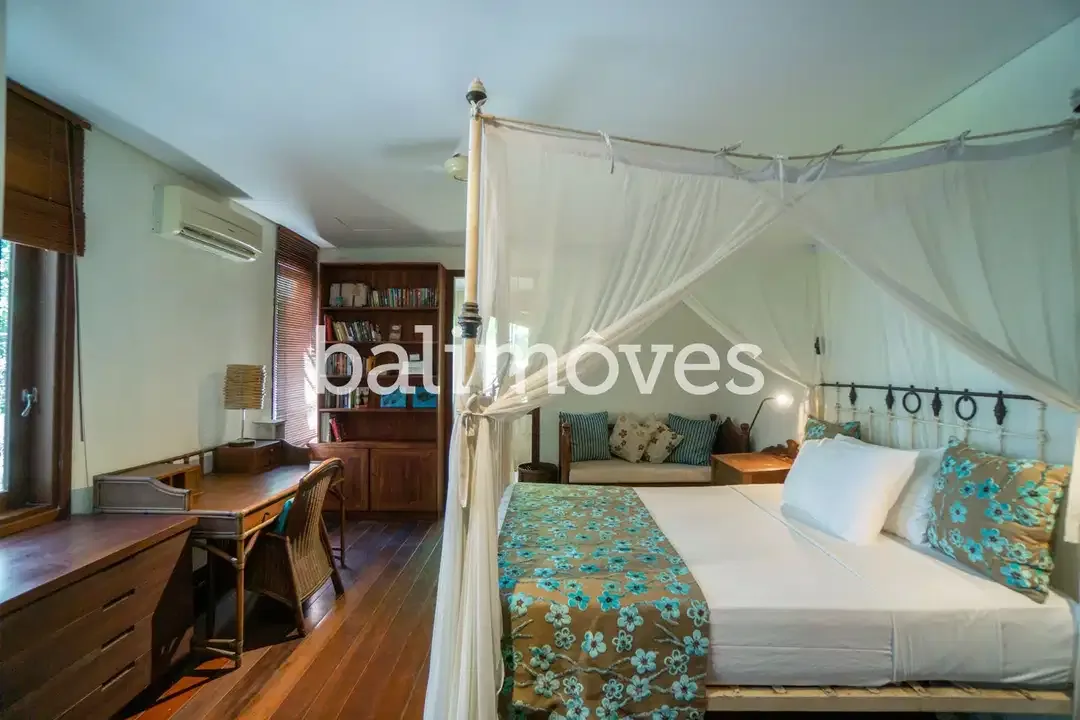 Vila Mewah dengan Lima Kamar Tidur yang Indah di Tepi Pantai Sanur - Image 4 of 10