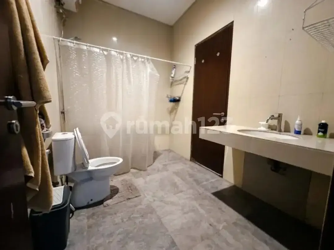 Rumah Super Luas 2 Lantai 3 Kamar Tidur Cocok untuk Keluarga - Image 3 of 5
