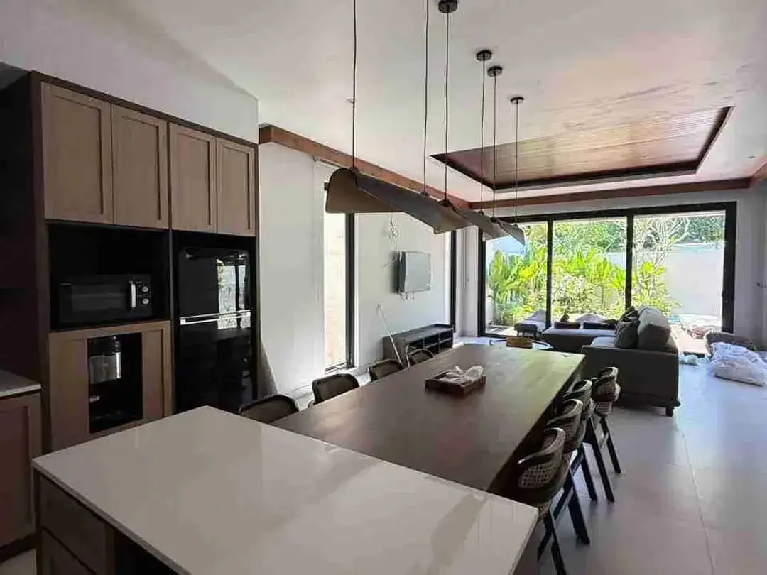 VILLA 4 BR CUMA 5 MENIT KE FINNS BEACH CLUB DAN KE PANTAI DI BATUBOLONG - Image 7 of 10