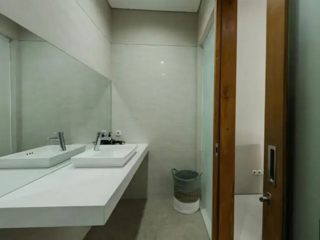 Villa 3 Kamar dengan Private Pool dan Jacuzzi Dekat Double Six Beach - Image 6 of 9
