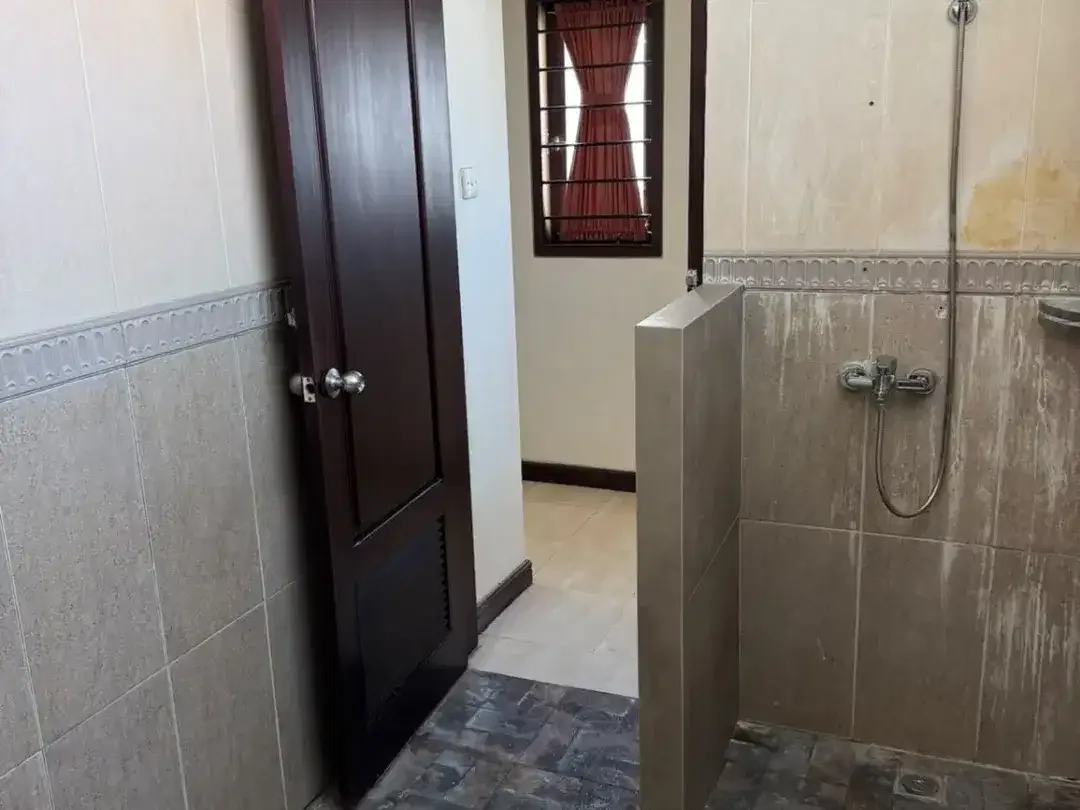 DISEWAKAN RUMAH MEWAH 2 LANTAI 5 KAMAR DI KAWASAN STRATEGIS RENON - Image 5 of 10