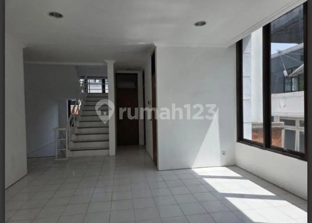 Kawasan Bisnis & Sangat Strategis, Gedung Kantor Ex. Bank Jl. Pb Sudirman, Panjer/Dauh Puri, Denpasar Barat, Bali, Baru Selesai Renovasi & Siap Pakai, Kawasan Bisnis, Area Parkir Luas Row Jalan Raya - Image 2 of 4