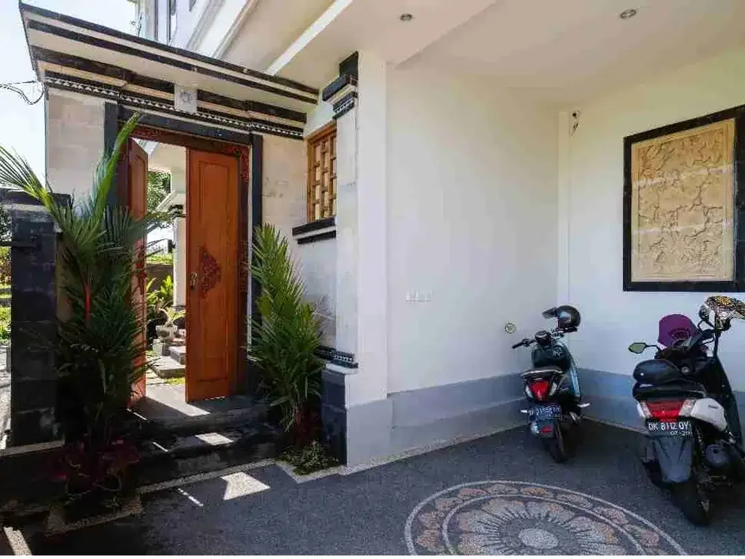 Disewakan Villa 2 Lantai Fully Furnished di Darmasaba Badung Bali - 3 Kamar Tidur, Kolam Renang, View Sawah & Sungai - Image 2 of 10