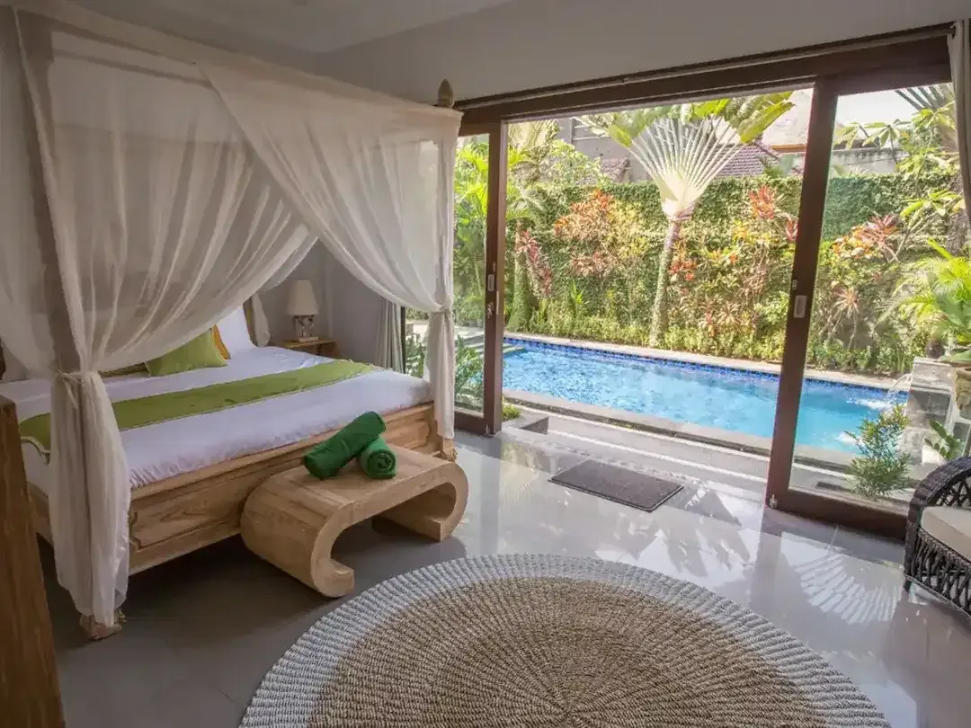 Leasehold - Exquisite 4-Bedroom Estate Luxury Living with Pool, Gym, and Expansive Garden - Image 3 of 10