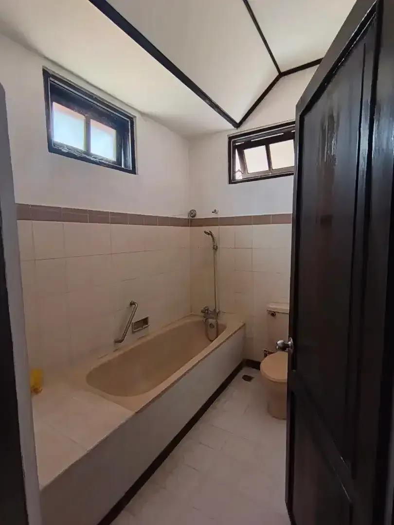 Down Price! Disewakan Villa 4BR Unfurnished Dekat Plaza Renon Denpasar - Image 8 of 10