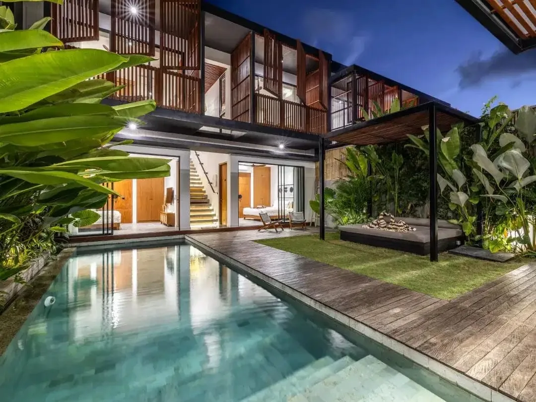 Vila premium hanya 350 m dari pantai di pusat “Golden Mile”! - Image 1 of 10