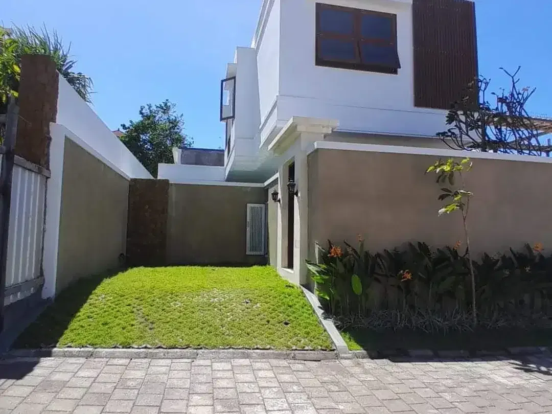 VILLA 3 BR FURNISHED KONDISI BARU LOKASI DEKAT PANTAI UNGASAN BALI - Image 1 of 10