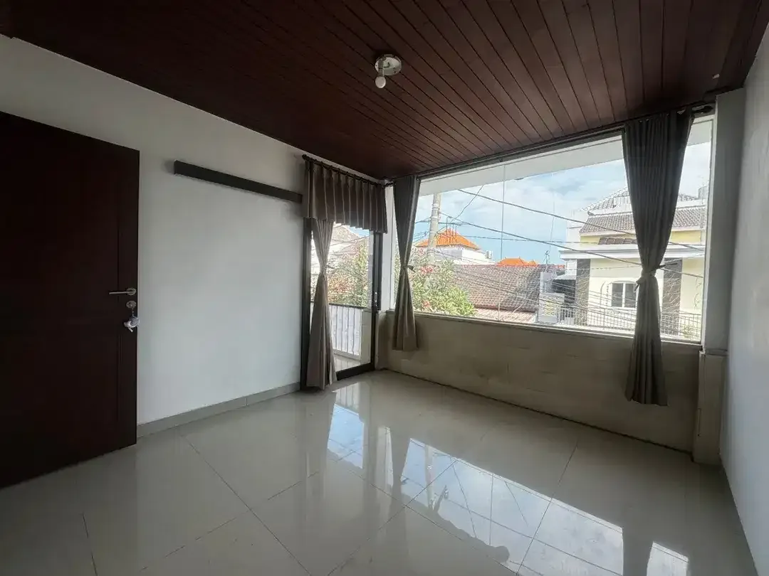 Rumah 2 Lantai Lokasi Strategis Gatsu Barat 4 Kamar Tidu Lingkungan Tenang - Image 1 of 10