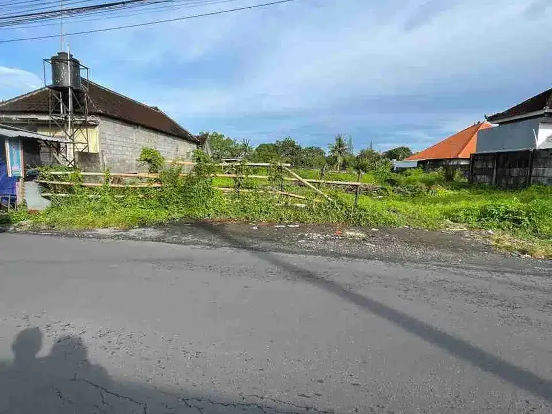 TANAH PREMIUM JALAN UTAMA MUNGGU KAPAL BADUNG 
KAWASAN RAME JALUR ALTERNATIF DEKAT PERUMAHAN SRIKANDI MENSION 
DEKAT TUMBAK BAYUH
10 MENIT KE PANTAI SESEH - Image 2 of 6