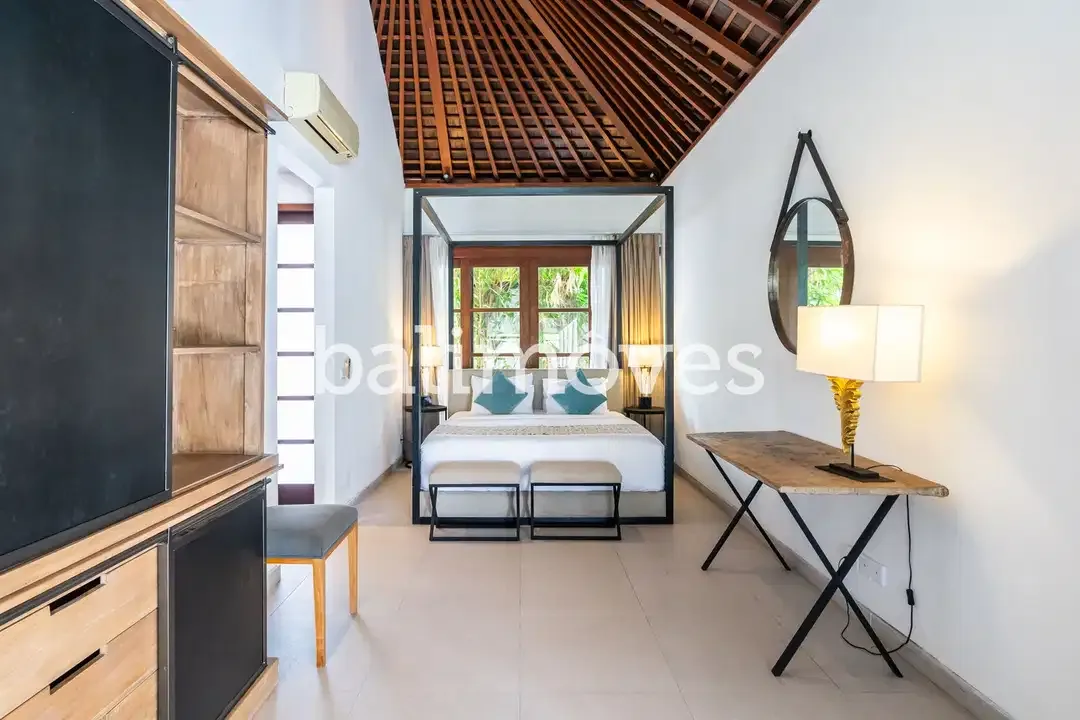 Luas & Terang Villa Tiga Kamar Tidur Di Tepi Pantai Sanur - Image 9 of 10