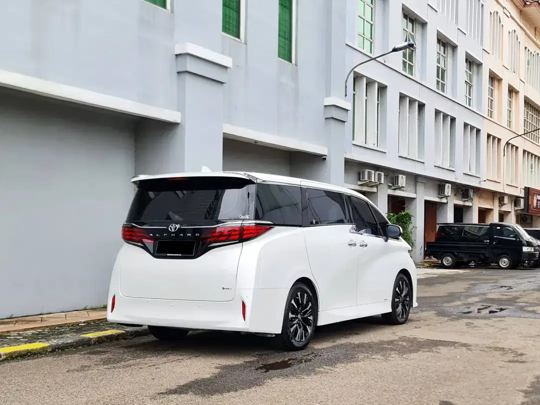 Toyota Alphard Hybrid - Image 5 of 10