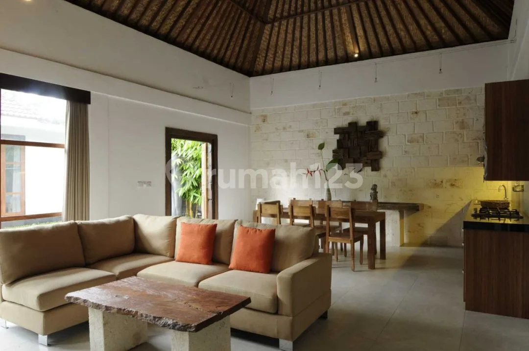 Luxurious Villa Modern Yang Dekat Dari Lingkungan Cafes - Image 4 of 4