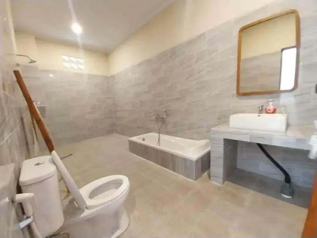 Disewakan villa fully furnished 3-bedroom villa tibubeneng canggu - Image 4 of 10