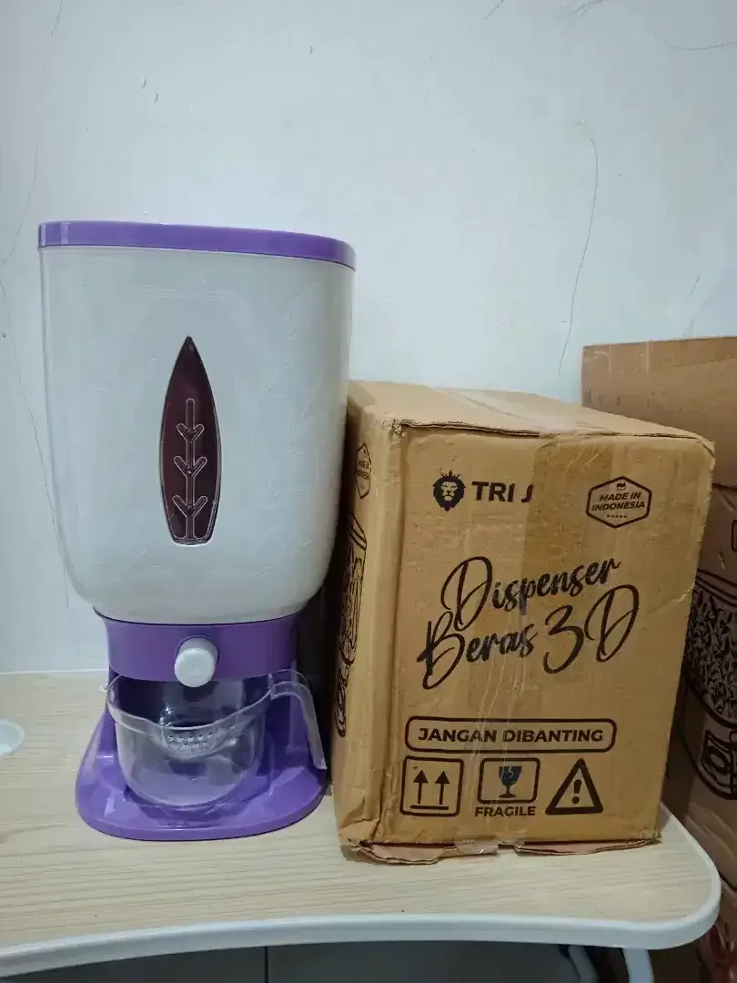 70rb Tempat Beras Dispenser 10kg+gelasukur Bhn Tebal Uk32x20x39cm BARU - Image 1 of 4