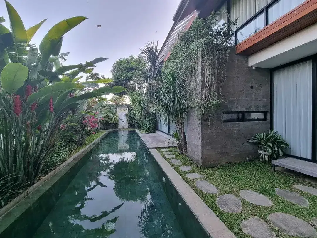 SHM 5,5 Milliar Rumah Style Villa di Renon dengan View Sawah - Image 3 of 10