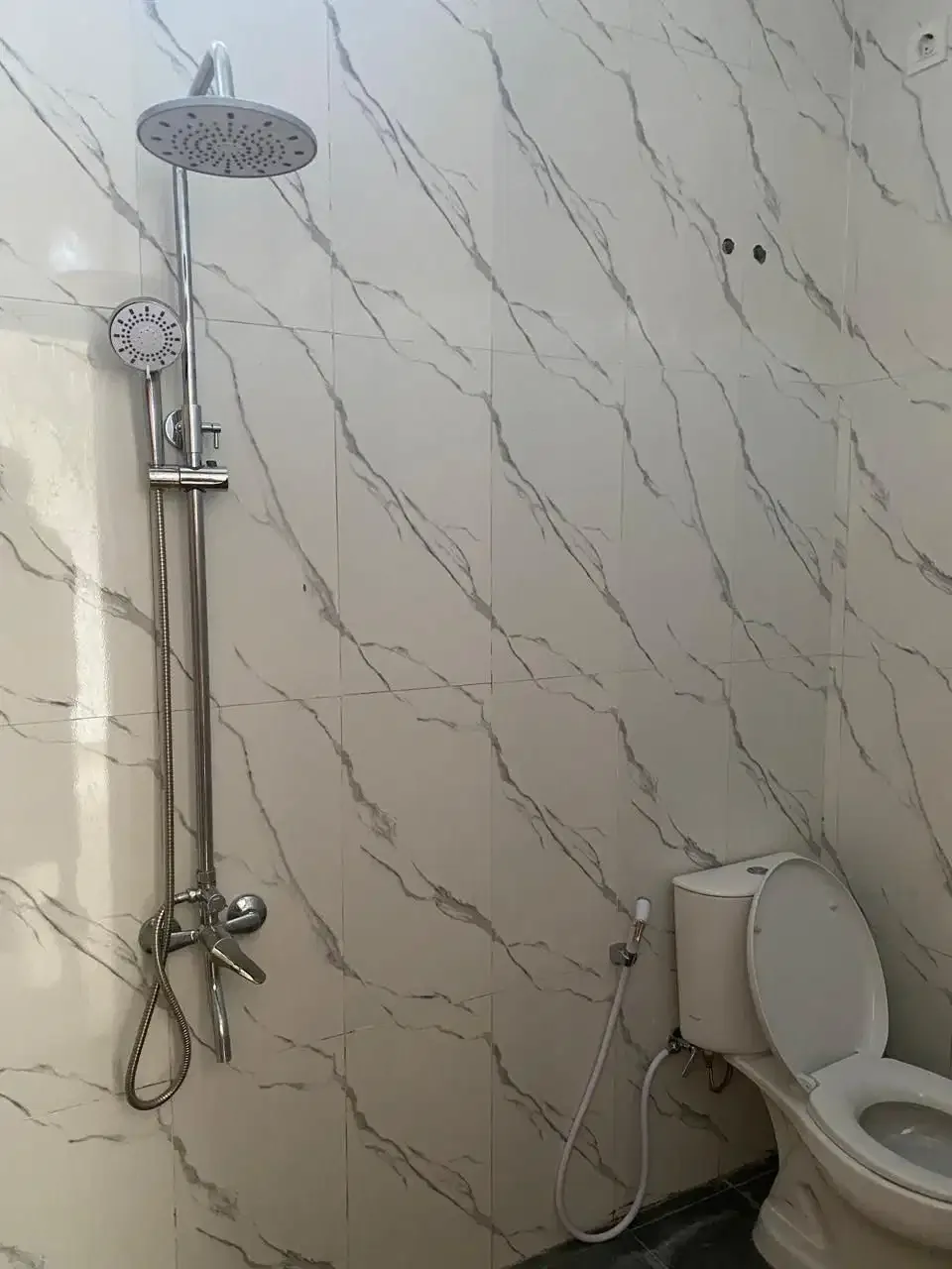 FOR RENT RUMAH BARU 2LT ADA 3 BR LOKASI BAGUS DENPASAR BARAT - Image 4 of 10