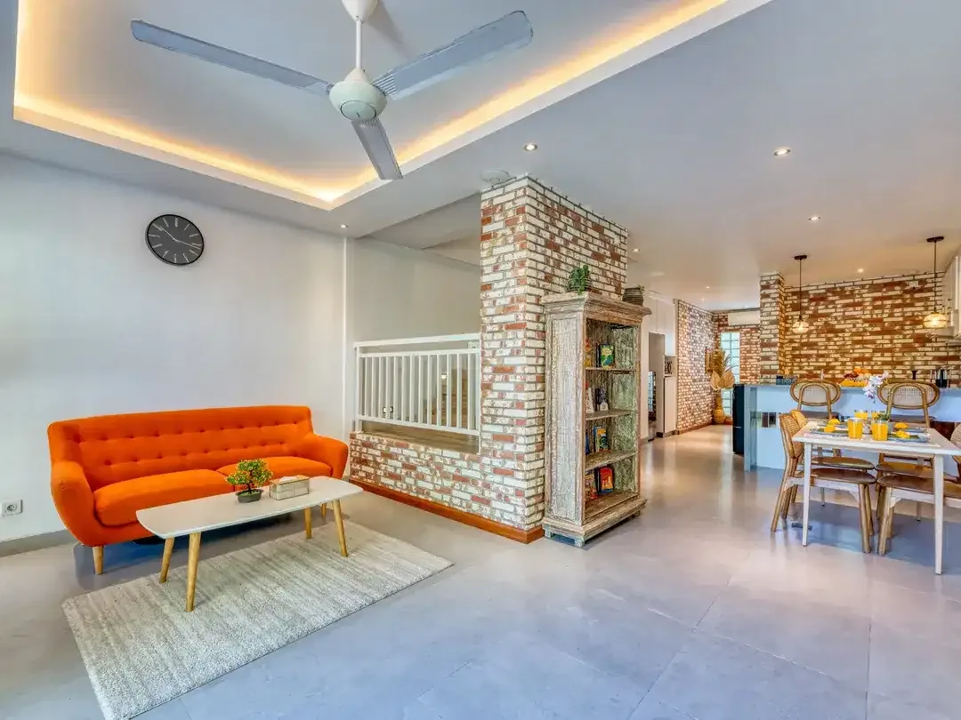 RARE 41 YEAR LEASE until 2067! Modern Industrial 4 Bedrooms Dual-Unit Estate in Prime Sanur - Image 3 of 10