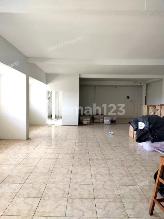 RUKO 3 LANTAI ADA RUMAH TINGGAL LEBAR BELAKANG DI JALAN UTAMA PERDAGANGAN DENPASAR BALI - Image 3 of 4
