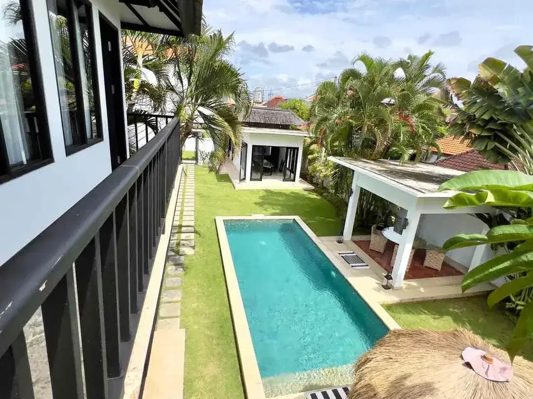 4 BEDROOMS LUXURY TROPICAL STYLE JUST 1,4 Km WALKING DISTANCE TO BATU BOLONG BEACH - CANGGU - Image 4 of 10