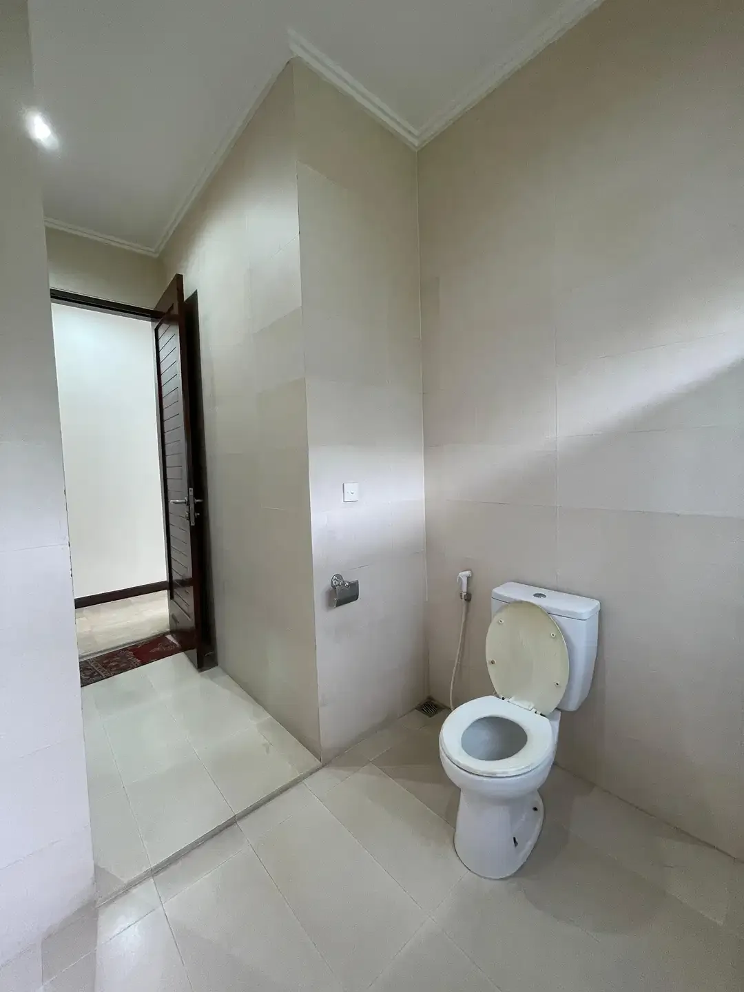 VILLA MEWAH SANGAY LUAS NYAMAN FURNISHED LOKASI STARTEGIS KE PANTAI - Image 8 of 10
