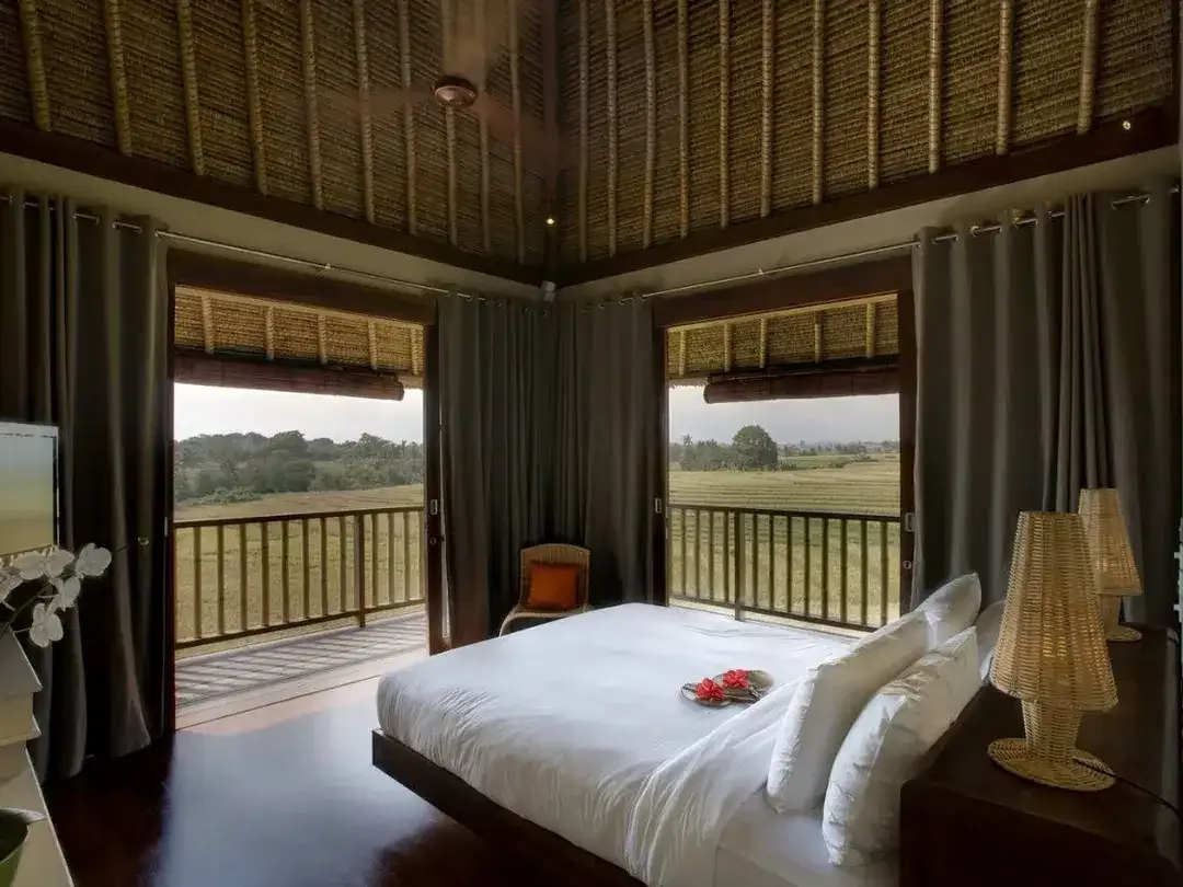 Freehold Luxury Ocean Front Villa in Canggu - Image 4 of 10