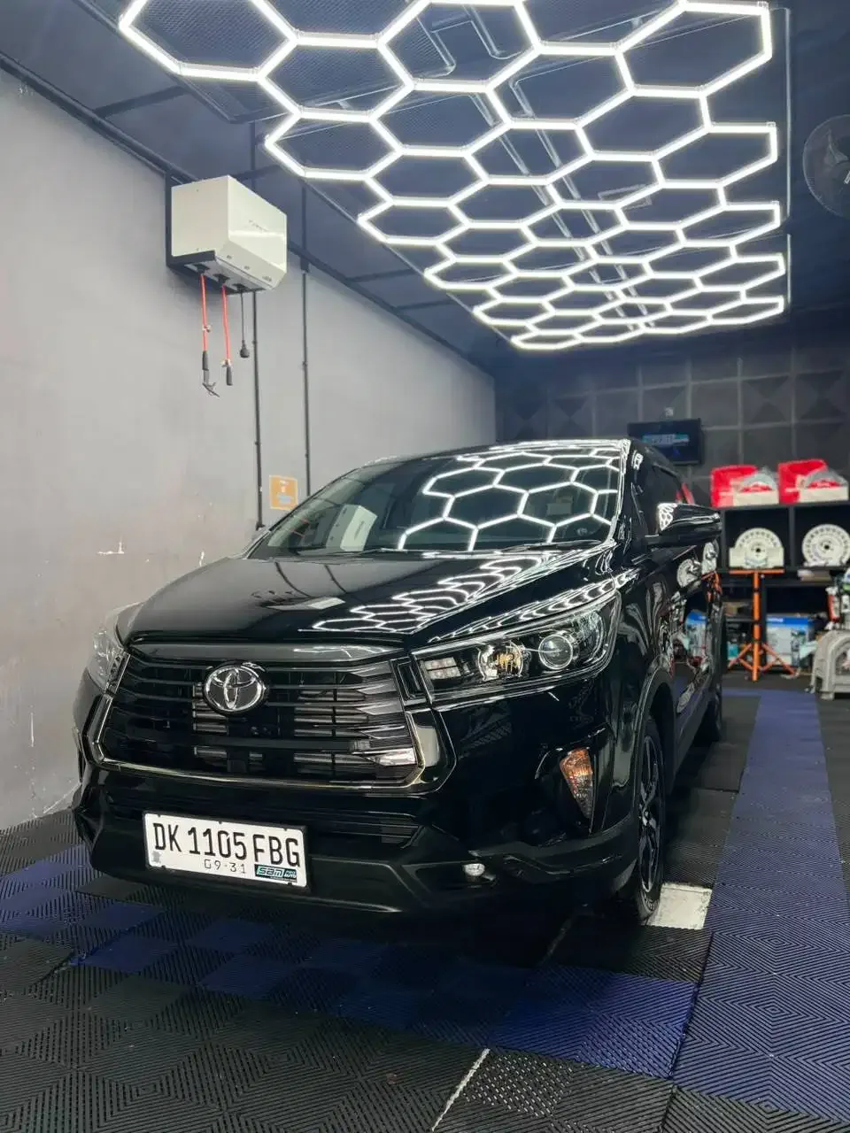 INNOVA VENTURER 2022 HITAM DIESEL AT ASLI BALI - Image 5 of 10
