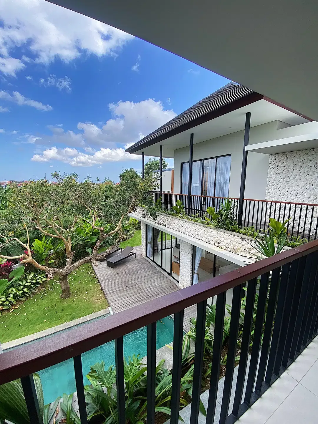 Villa Mewah Tropis Luas dan Elegan di Jantung Central Canggu Bali - Image 5 of 10