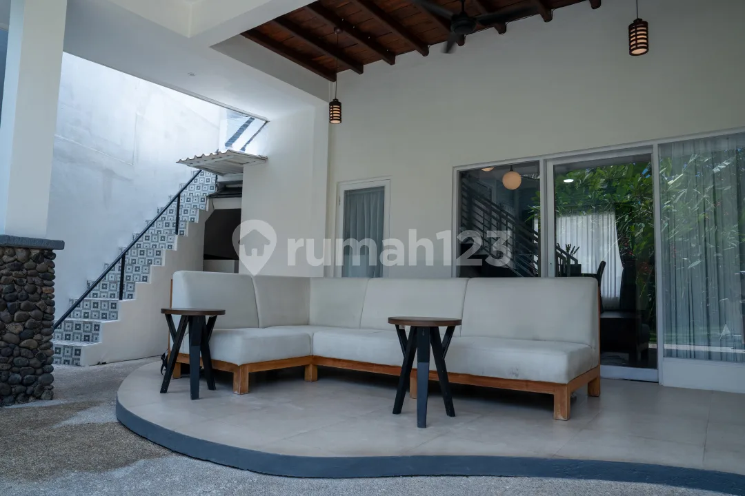 4Bedroom Tropikal Villa di Kertalangu, 5 Menit ke Sanur - Image 4 of 4