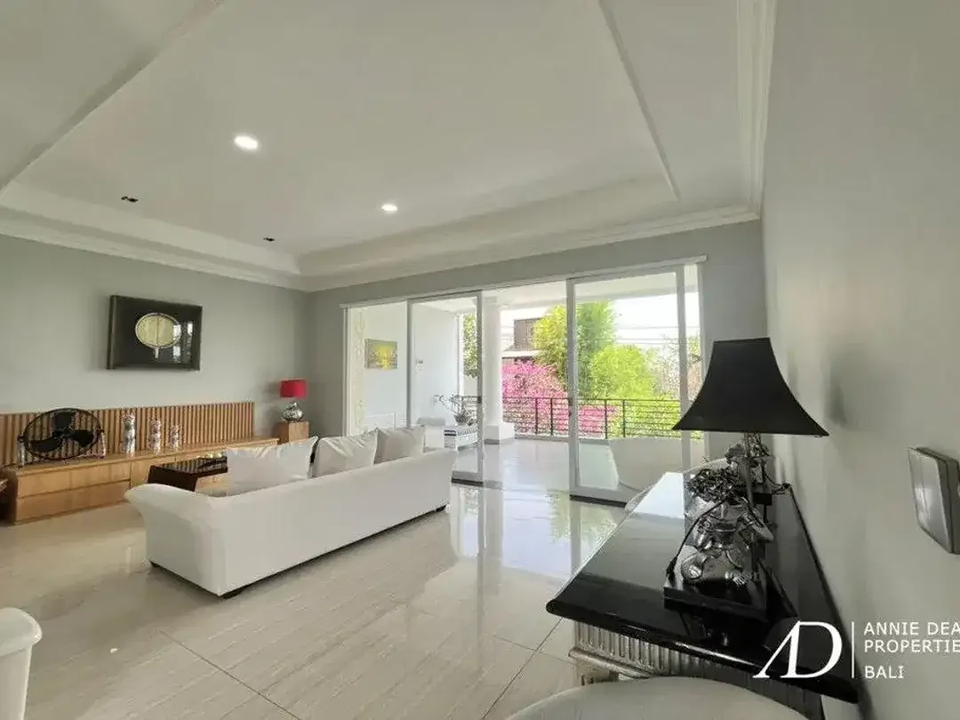 FREEHOLD | MODERN 4-BEDROOM VILLA IN JIMBARAN WITH OCEAN VIEWS - Image 6 of 10