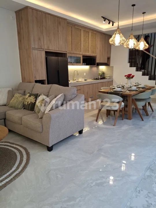 Investasi Cerdas di Villa Mewah Baru - Lingkungan Elite, Harga Istimewa - Image 2 of 4