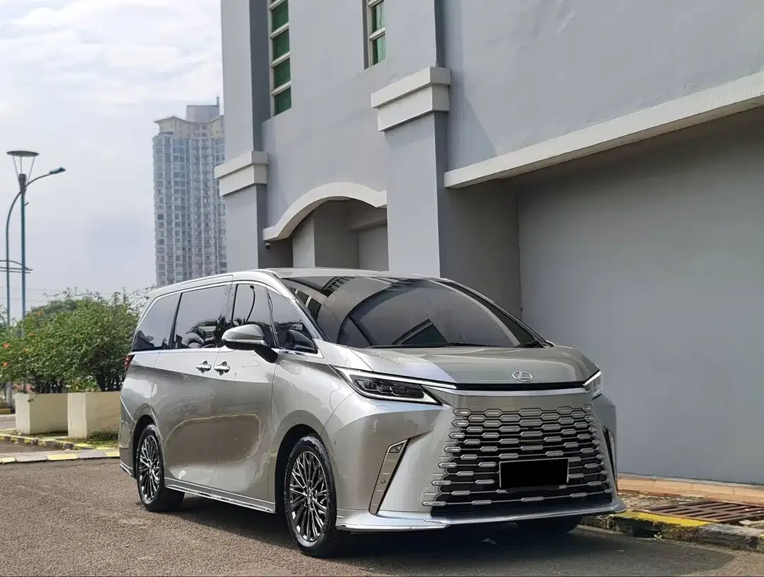 LEXUS LM350h 7 seater - Image 1 of 10
