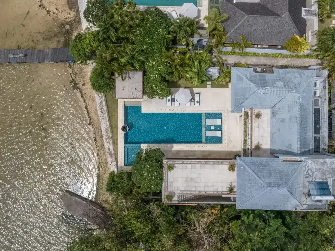 Dijual Cepat dan Disewakan Villa 2 Lantai Exclusive Hadap Pantai Pinggir Laut, Lokasi Strategis Wisata Badung Bali - Image 3 of 10