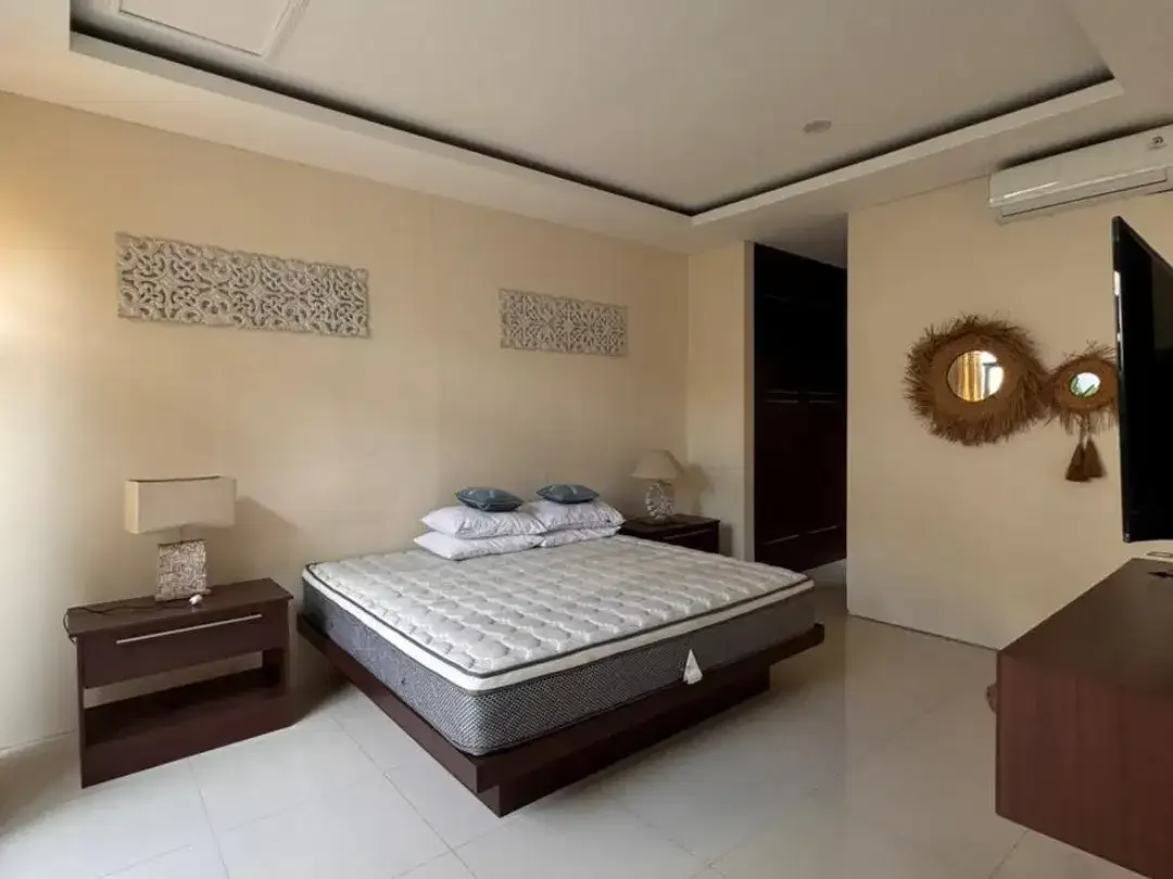 2 CONNECTING VILLAS Kerobokan – Seminyak Area - Image 3 of 10