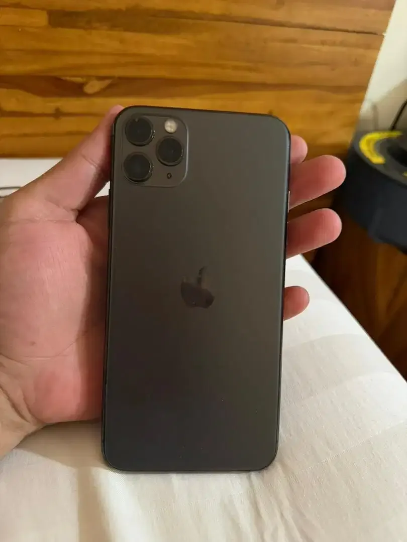 iPhone 11 Pro Max 512GB - Image 2 of 3