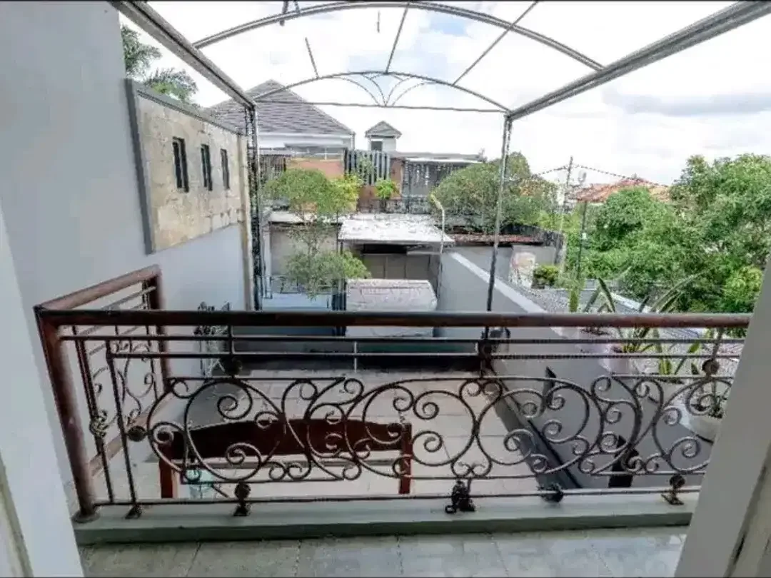 FREEHOLD  Di jual Rumah Lantai 2 Lokasi di buluh Indah Gatsu barat denpasar - Image 1 of 10