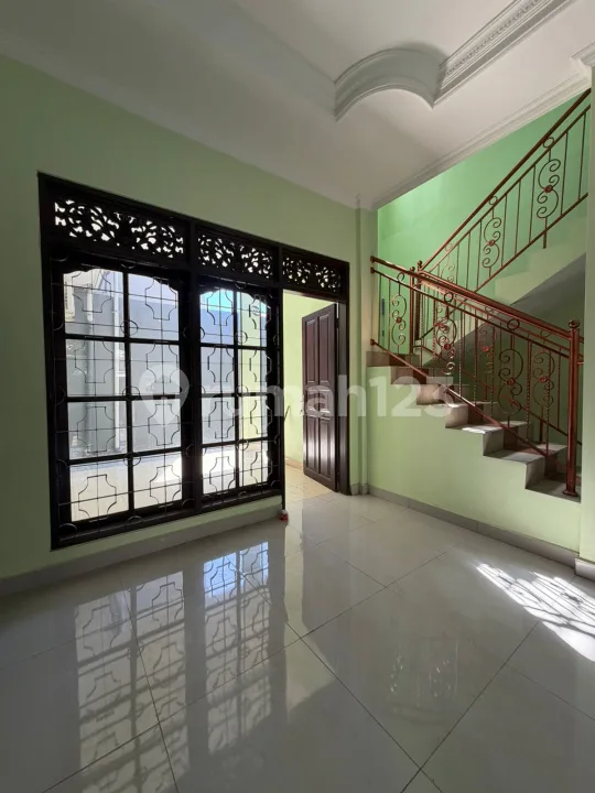Rumah Besar 2 Lantai di Panjer Siap Huni Parkir 4 Mobil - Image 4 of 4