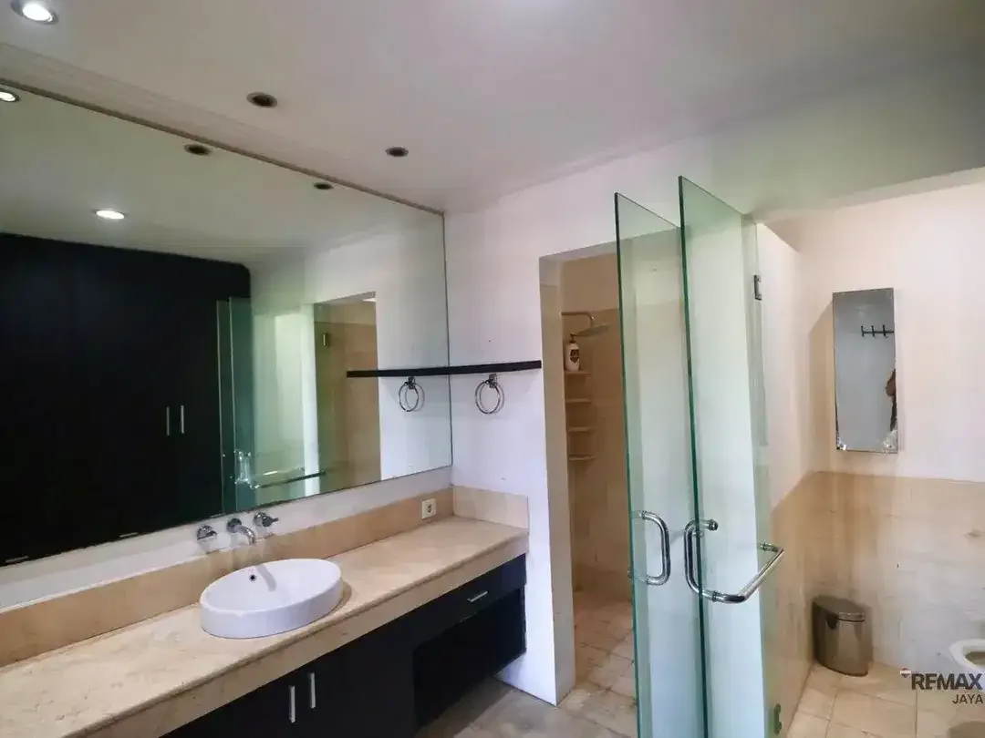 Rumah 4 Lantai dengan Rooftop Dijual, di Seminyak - Image 2 of 7