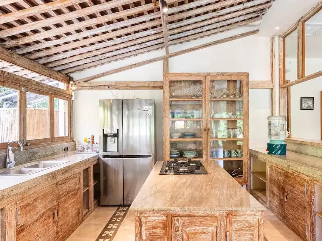 Leasehold - Spacious 6-Bedroom Villa in Batu Bolong, Canggu - Image 9 of 10